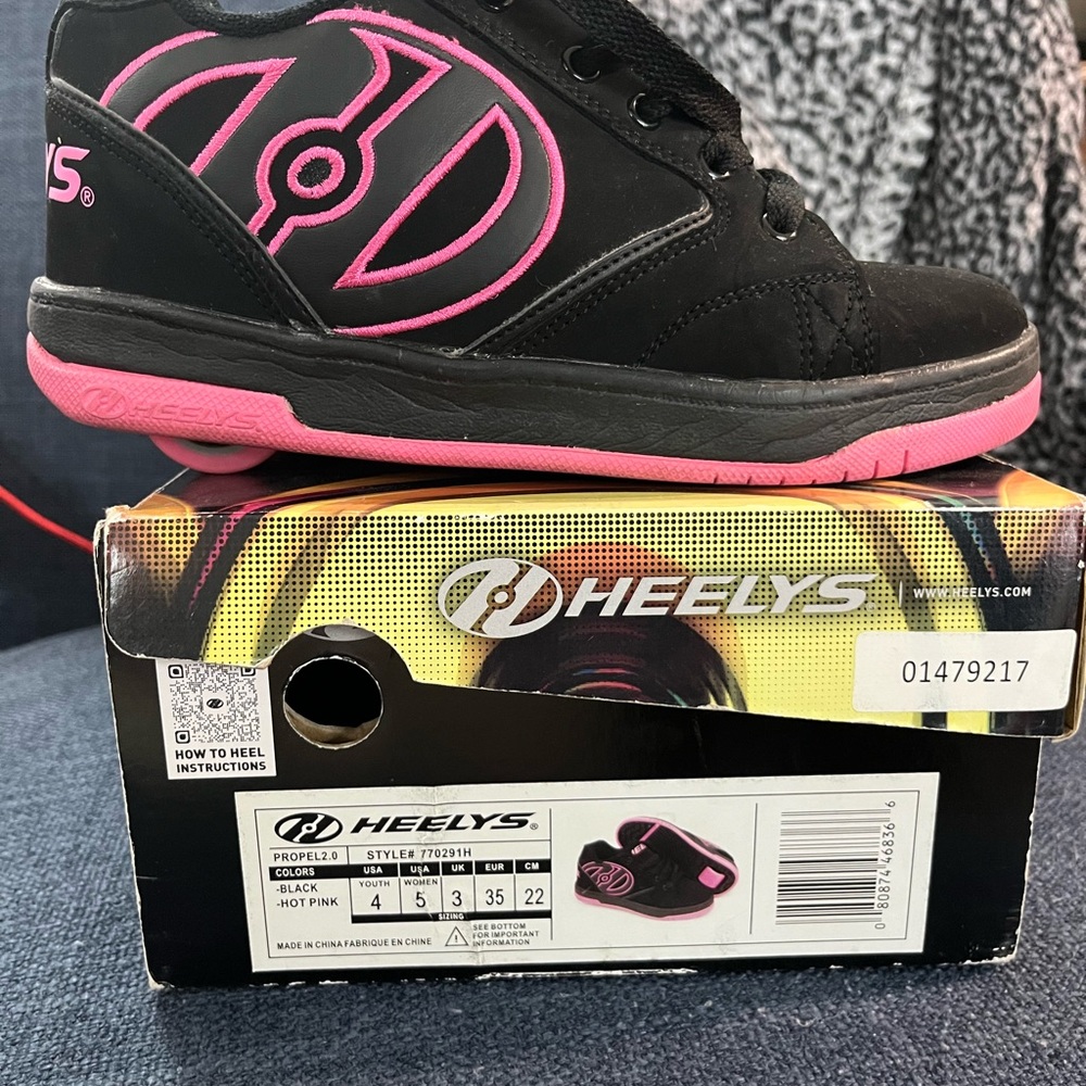 Girls Sz 4 Heelys Black with Hot Pink Accents Skate Shoes
